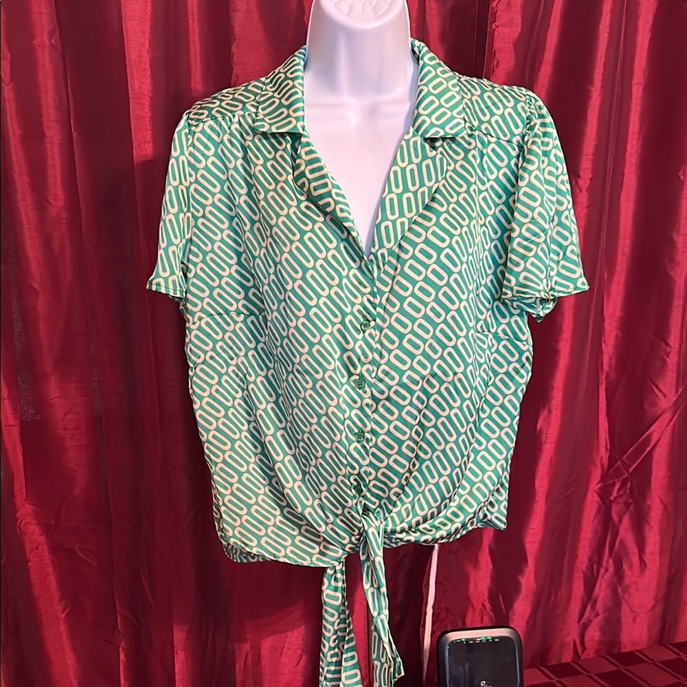 Eclair Green Size M Geometric Women's Top